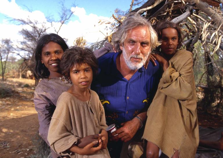Director Phillip Noyce on the set of the film Rabbit-Proof Fence with the three girls playing Molly, Gracie and Daisy.