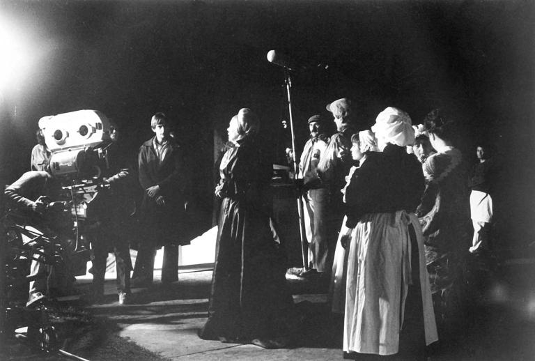 Peter Weir directs night filming of a group of actors on the steps of Appleyard College in the movie Picnic at Hanging Rock.