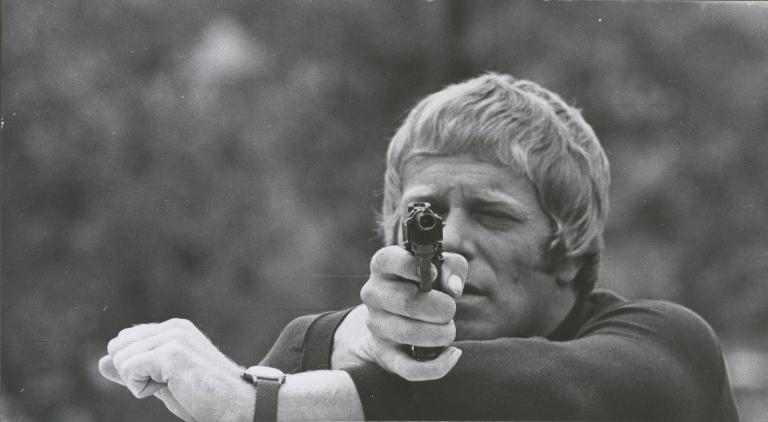 Jack Thompson pointing a gun in an episode of Homicide