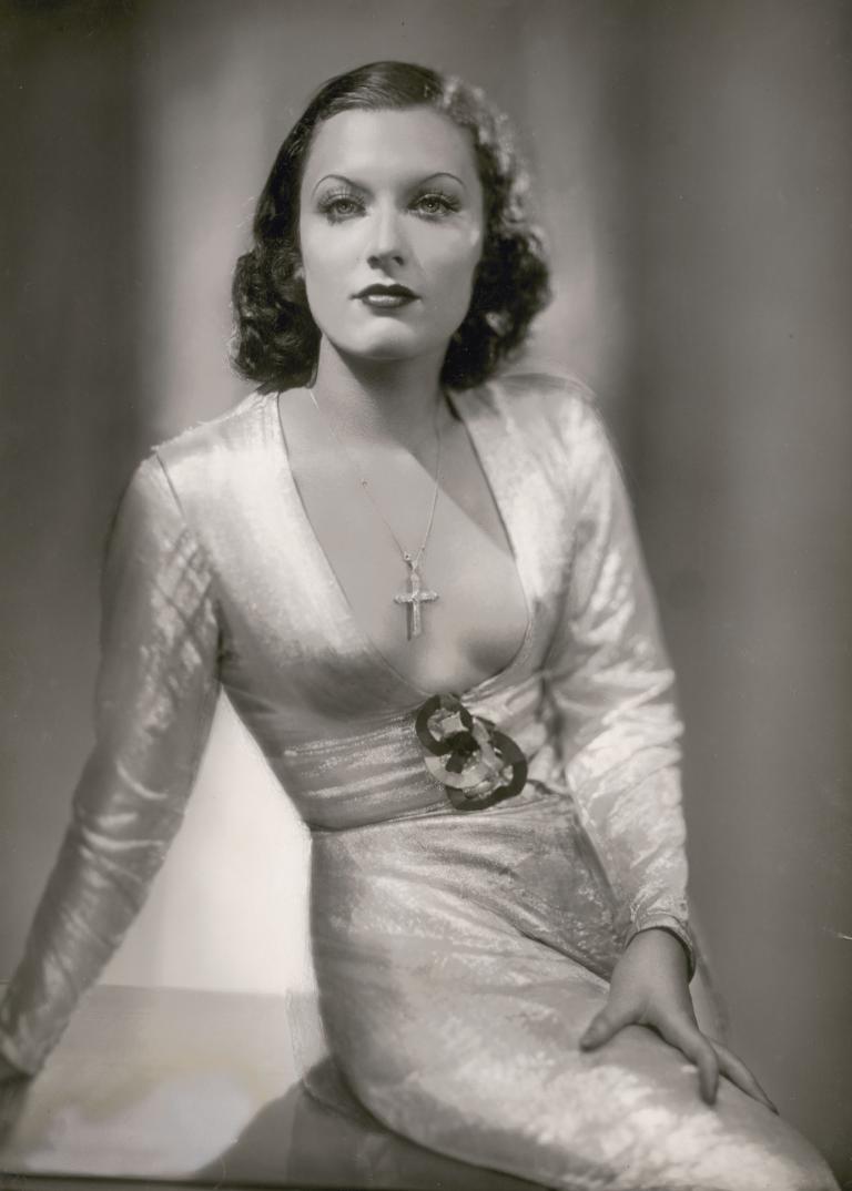 Photographic portrait of actress Greta Glogau.