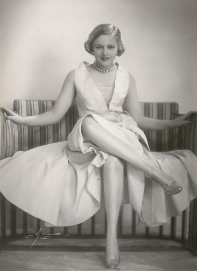 Photographic portrait of actress Lien Deyers, seated on a couch.