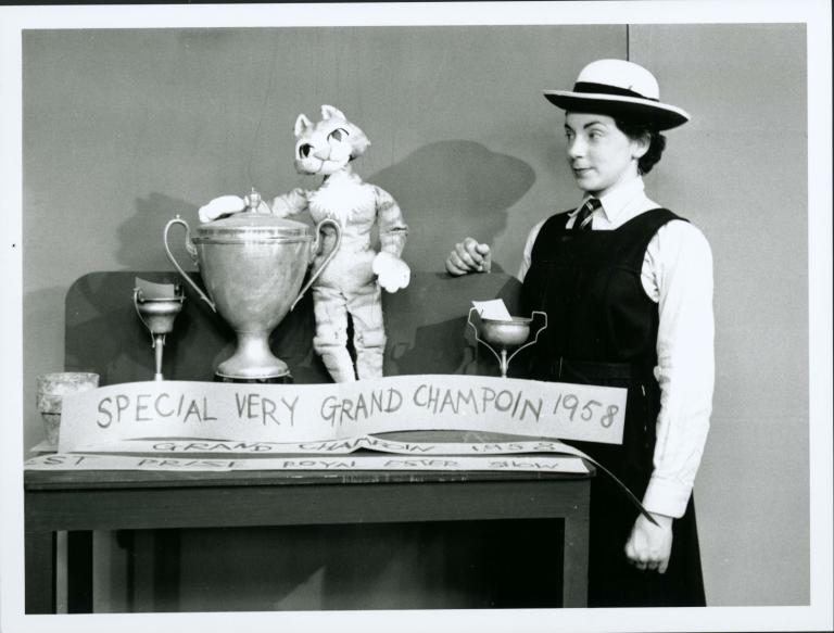 Still from the 1958 TV show 'Desmond and the Channel Ninepins' featuring 'Amanda the Cat' puppet and presenter Mary Robin.