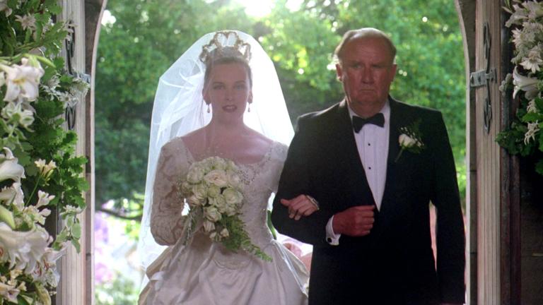 Muriel (Toni Collette) and father Bill (Bill Hunter) walking down the aisle