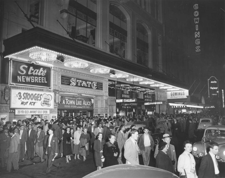 Crowds of people outside the State Theatre in Sydney for a nighttime screening of A Town Like Alice in 1956