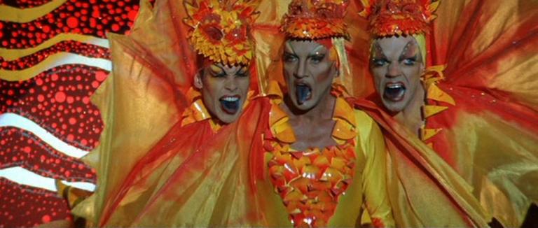 Guy Pearce, Terence Stamp and Hugo Weaving in frilled-neck lizard costumes.