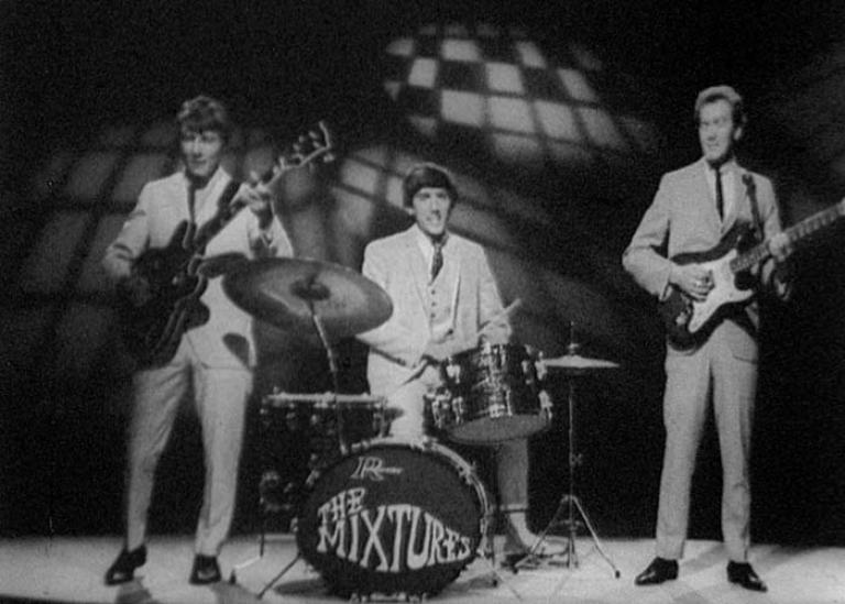 Band The Mixtures performing on the tv show 'Go!!'