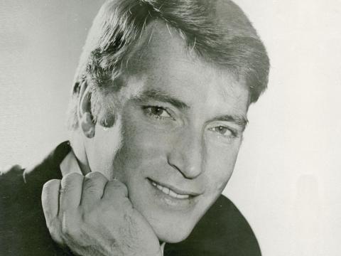 Head and shoulders shot of Frank Ifield with his chin resting in his hand. 
