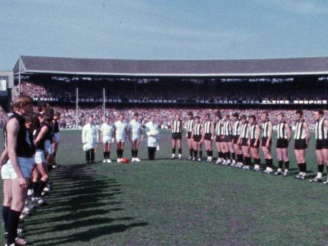 Carlton and Collingwood players line up on the field before the 1970 VFL Grand Final