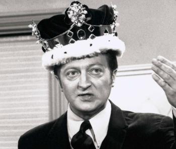 Graham Kennedy wearing a crown on the last episode of In Melbourne Tonight in 1969.