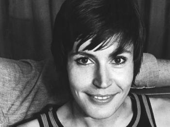 Singer Helen Reddy is looking at the camera in close-up.