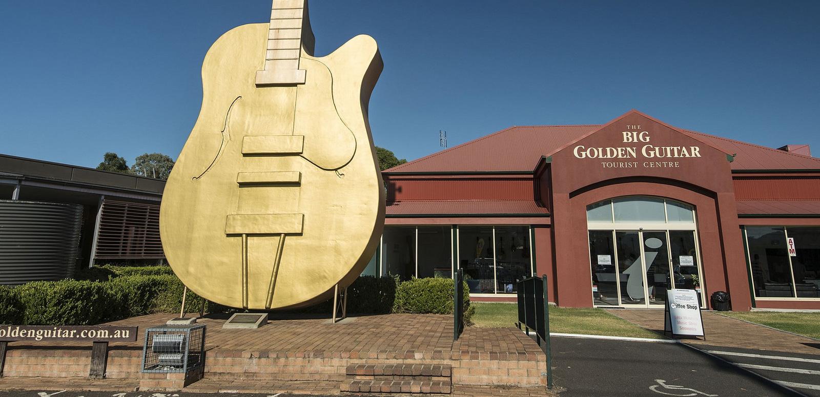 Image of big golden guitar and visitor centre in Tamworth