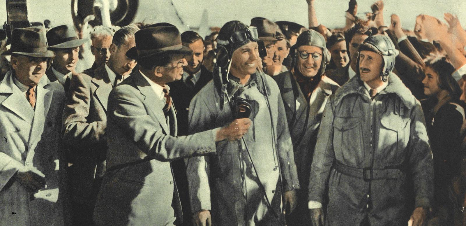 Cropped image of Italian lobby card for the film 'Smithy' showing Ron Randell (in the title role) disembarking the plane and being surrounded by reporters.
