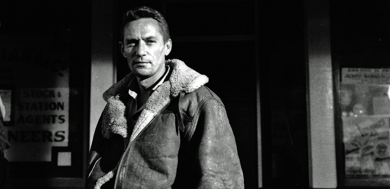 Film still from The Shiralee featuring Peter Finch.