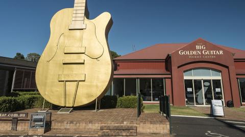 Image of big golden guitar and visitor centre in Tamworth