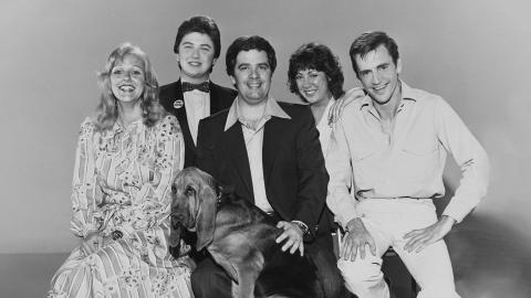 Simon Townsend's Wonder World Reporters from 1979, from left to right: Sandy Mauger, Jono Coleman, Simon Townsend, Angela Catterns and Adam Bowen. Front is Woodrow the Bloodhound